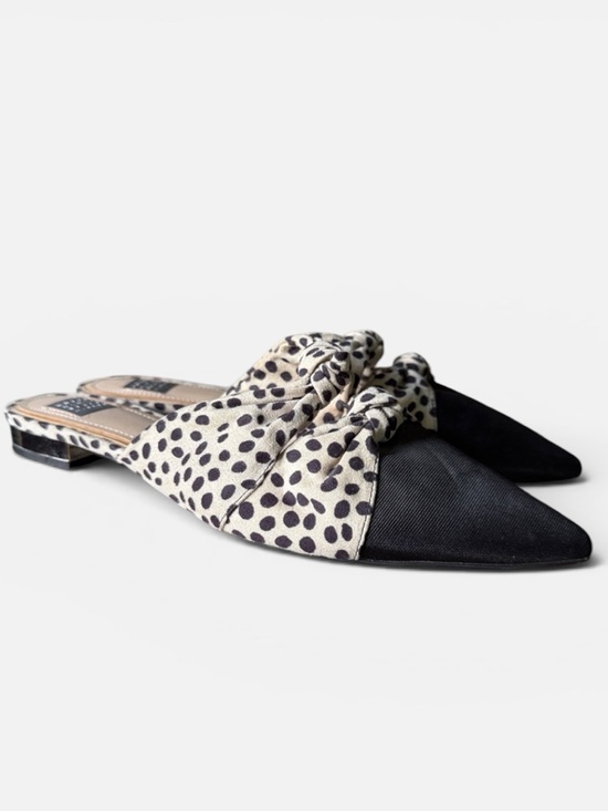 White House Black Market Shoes - White House black market ladies pointy toe flats excellent condition size 8